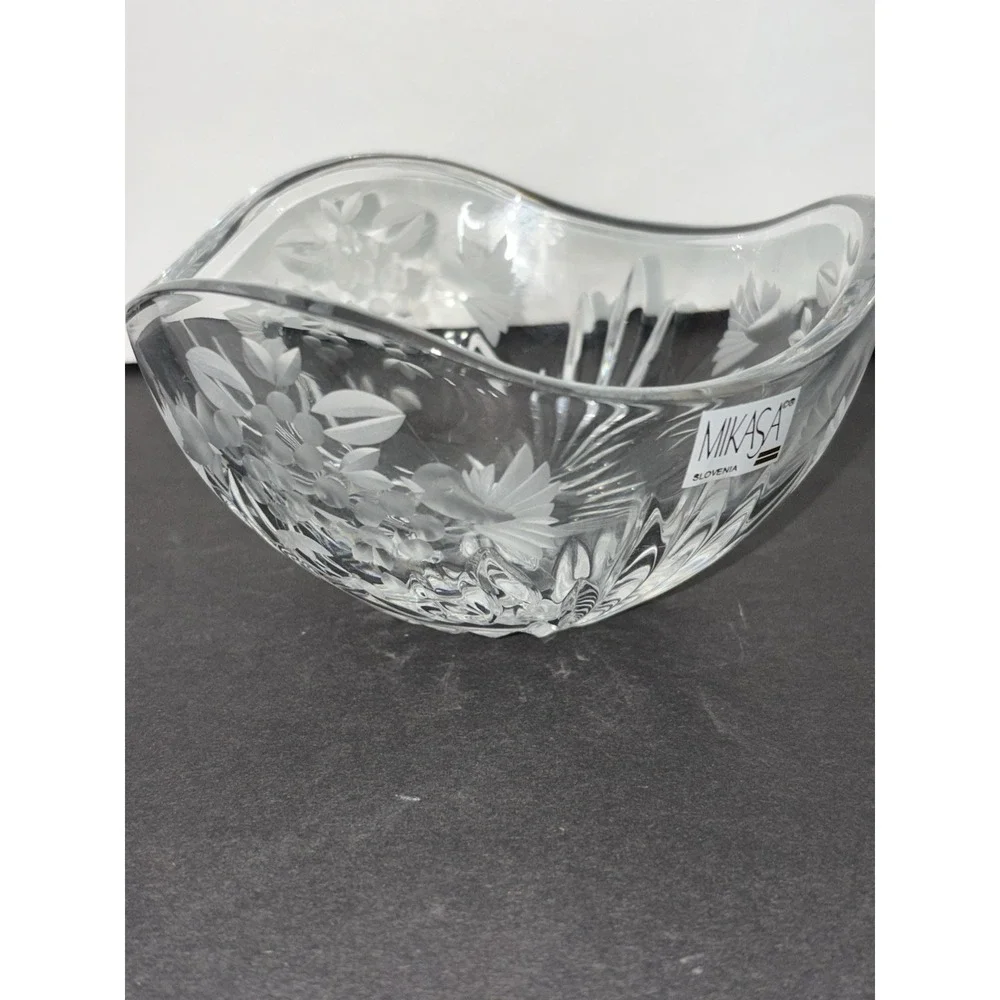 Mikasa Clear Crystal Beautiful Scalloped Hummingbird Bowl‎ 6x3